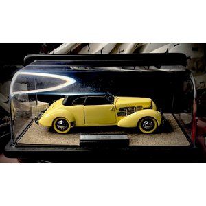 1937 Cord 1:24 Franklin Mint Diecast Car In Display Case Created in 1989 w/tag